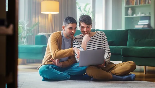 una pareja comprueba su calificación crédito en la computadora
