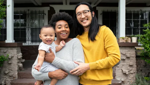 familia frente a una casa