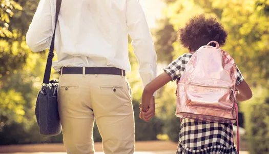 Padre e hija yendo a la escuela.