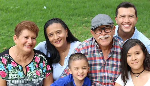 Una familia multigeneracional sonriente.