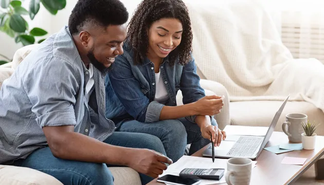 pareja observa sus finanzas