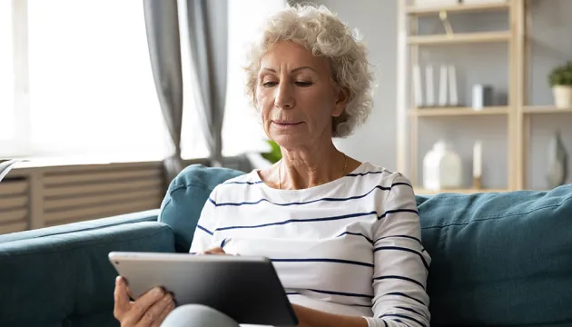 mujer con una tablet