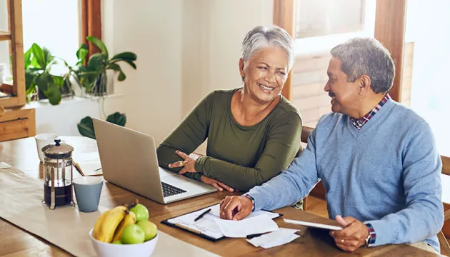 Dos personas mayores ante una laptop