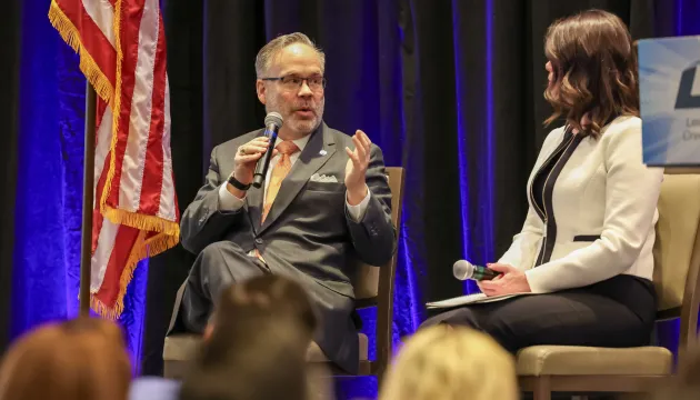 El presidente de la mesa directiva, Todd Harper, habla en el escenario