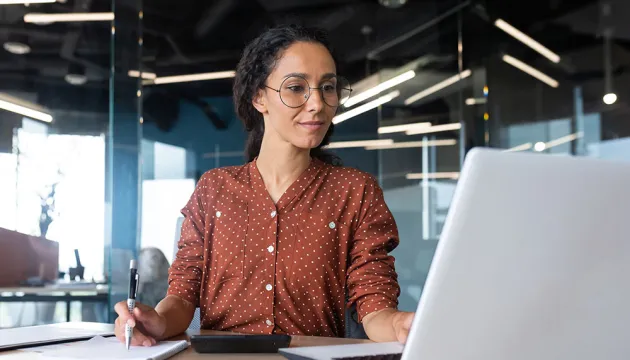 mujer revisa el historial crediticio