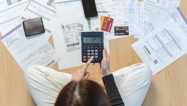 Una mujer con una calculadora.