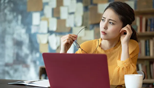 mujer preocupada frente a una laptop