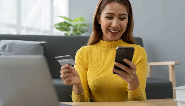 Mujer con una tarjeta de débito 