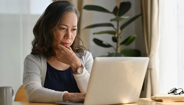 mujer preocupada frente a una computadora