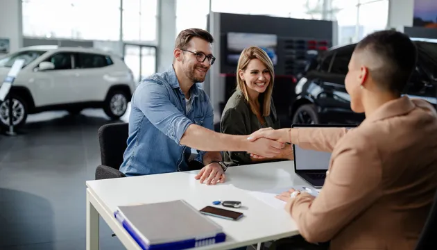 pareja que compra un auto