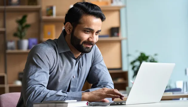 Un hombre usando una laptop