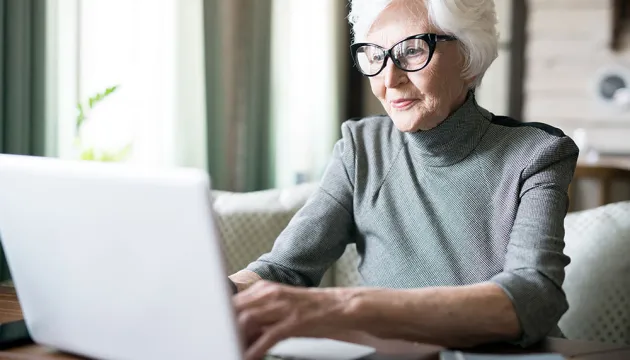 Persona mayor con una laptop