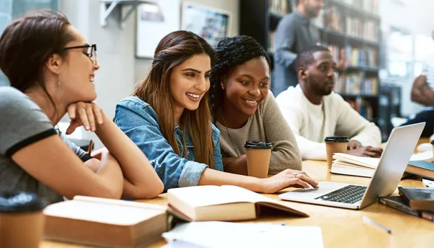 estudiantes en una biblioteca