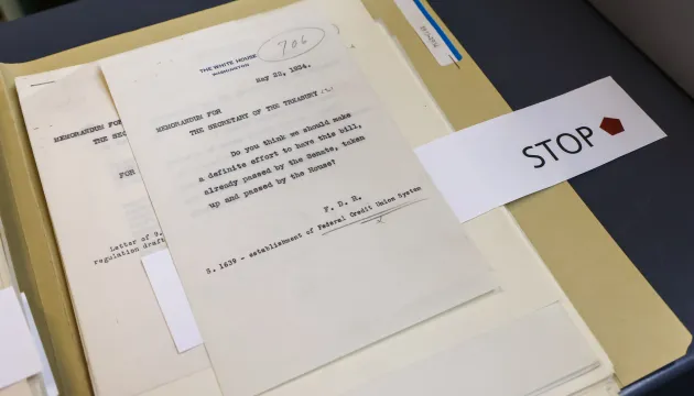 Imagen de documentos del Museo FDR asociados a la primera acci&oacute;n legislativa para crear un marco para el movimiento de cooperativas de ahorro y cr&eacute;dito estadounidenses.