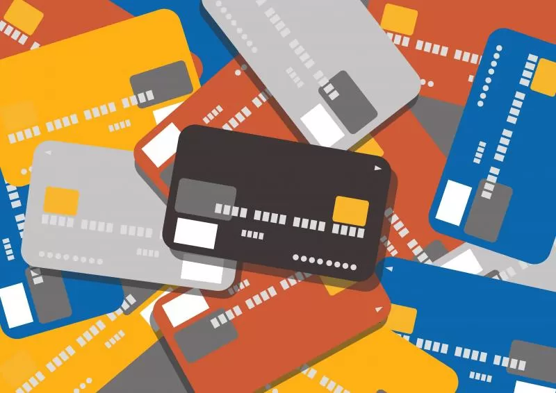 Una pila mixta de tarjetas de crédito que simbolizan errores en los informes, ideal para los consumidores 